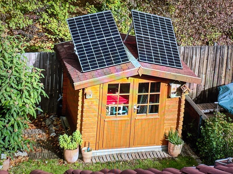 Bild: Gartenhaus mit Solarpanels